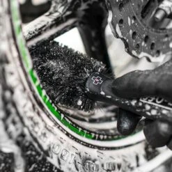 Muc-Off Basis Motorfiets Onderhoudspakket -Motorrijden muc off brush individual wheel component 3 1