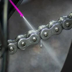 Muc-Off Wet Chain Lube Kettingspray 400ml -Motorrijden muc off chain lube wet westher 400ml 3